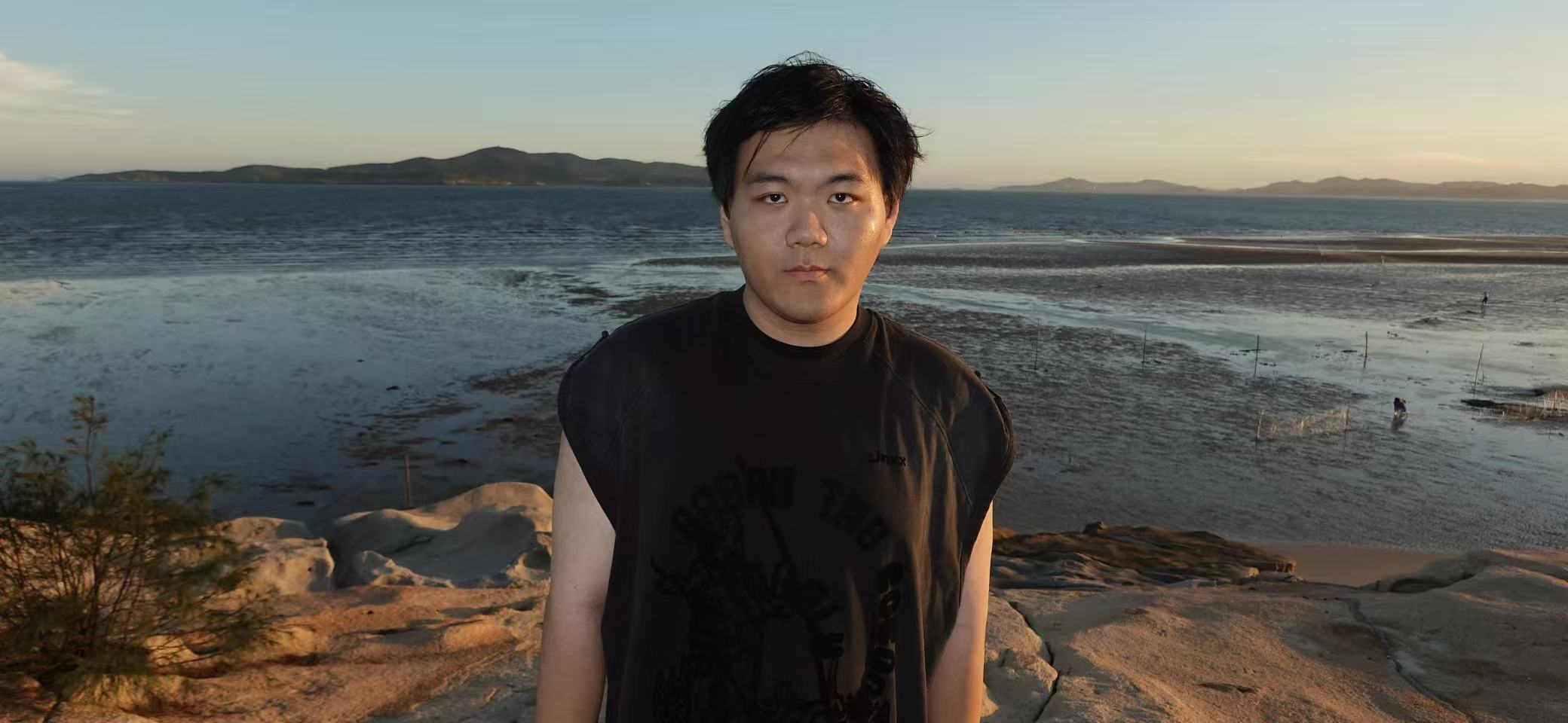 王匡义在海边的个人照